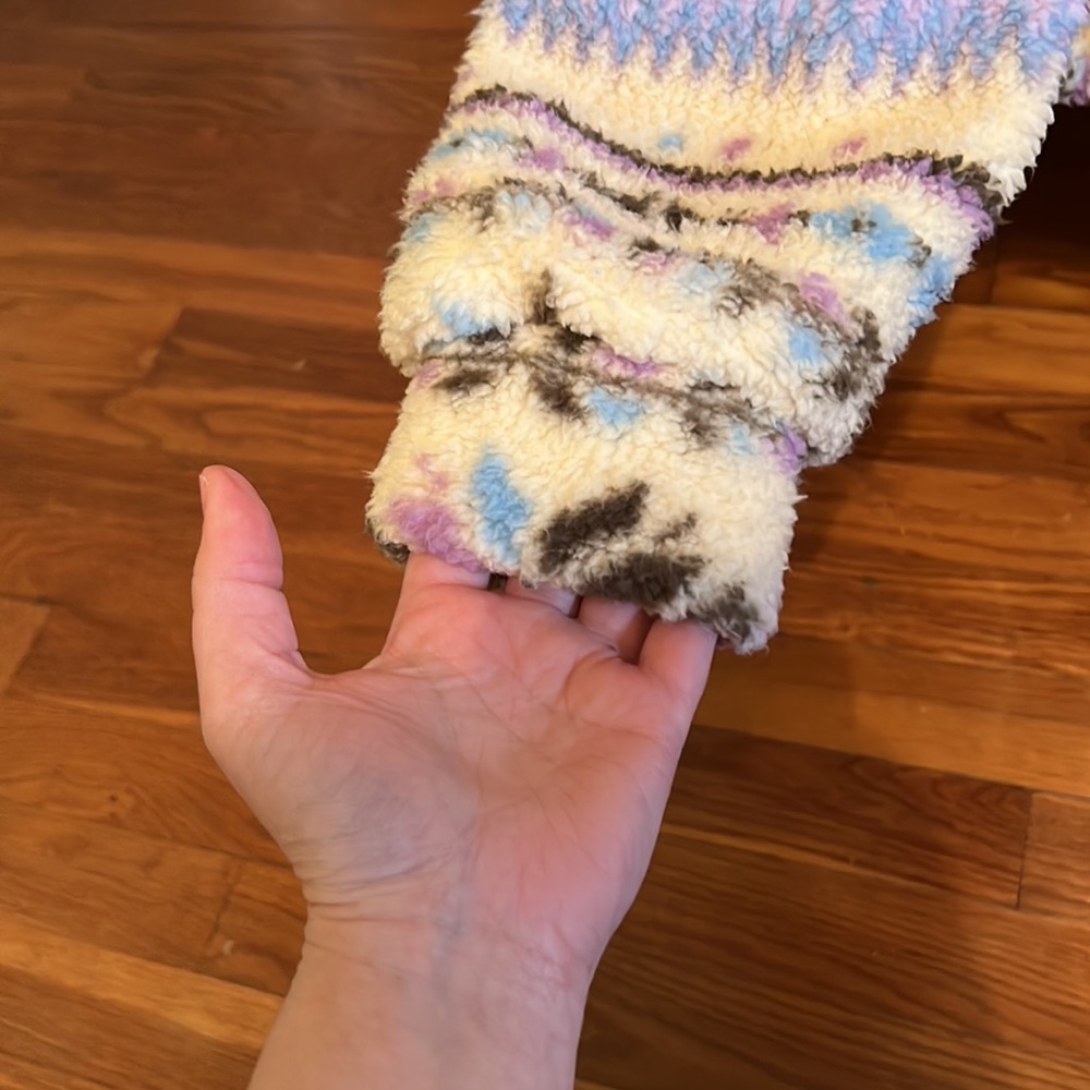 COPY - Fuzzy pullover - Picture 3 of 5